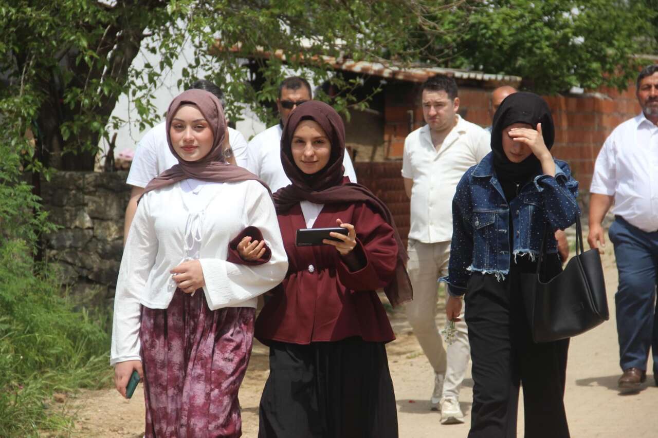 İlginç gelenek! Eş arayan gençler bu sokağa koşuyor 6